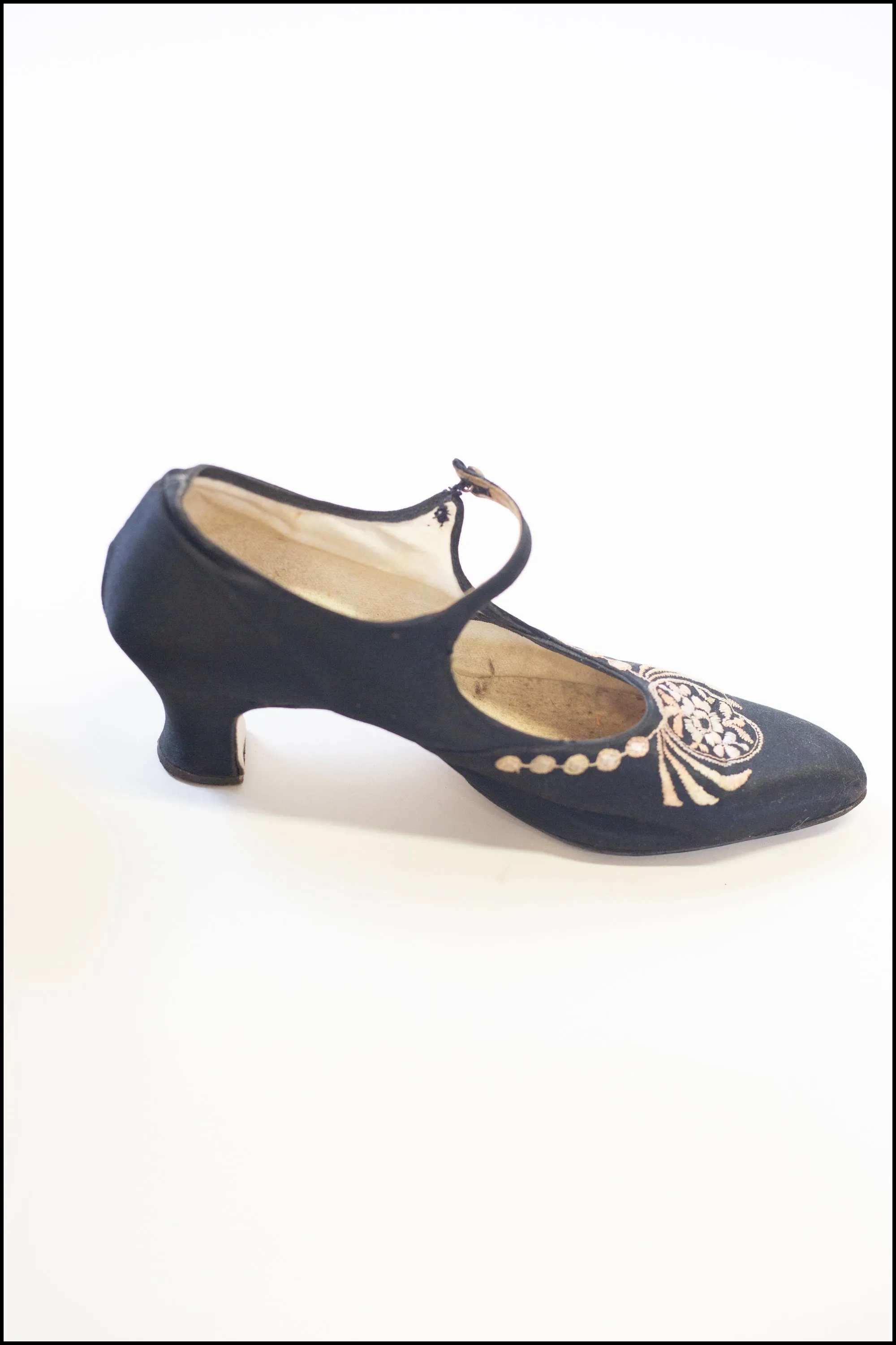 Antique 1950s Black Silk Embroidered Shoes Size 5