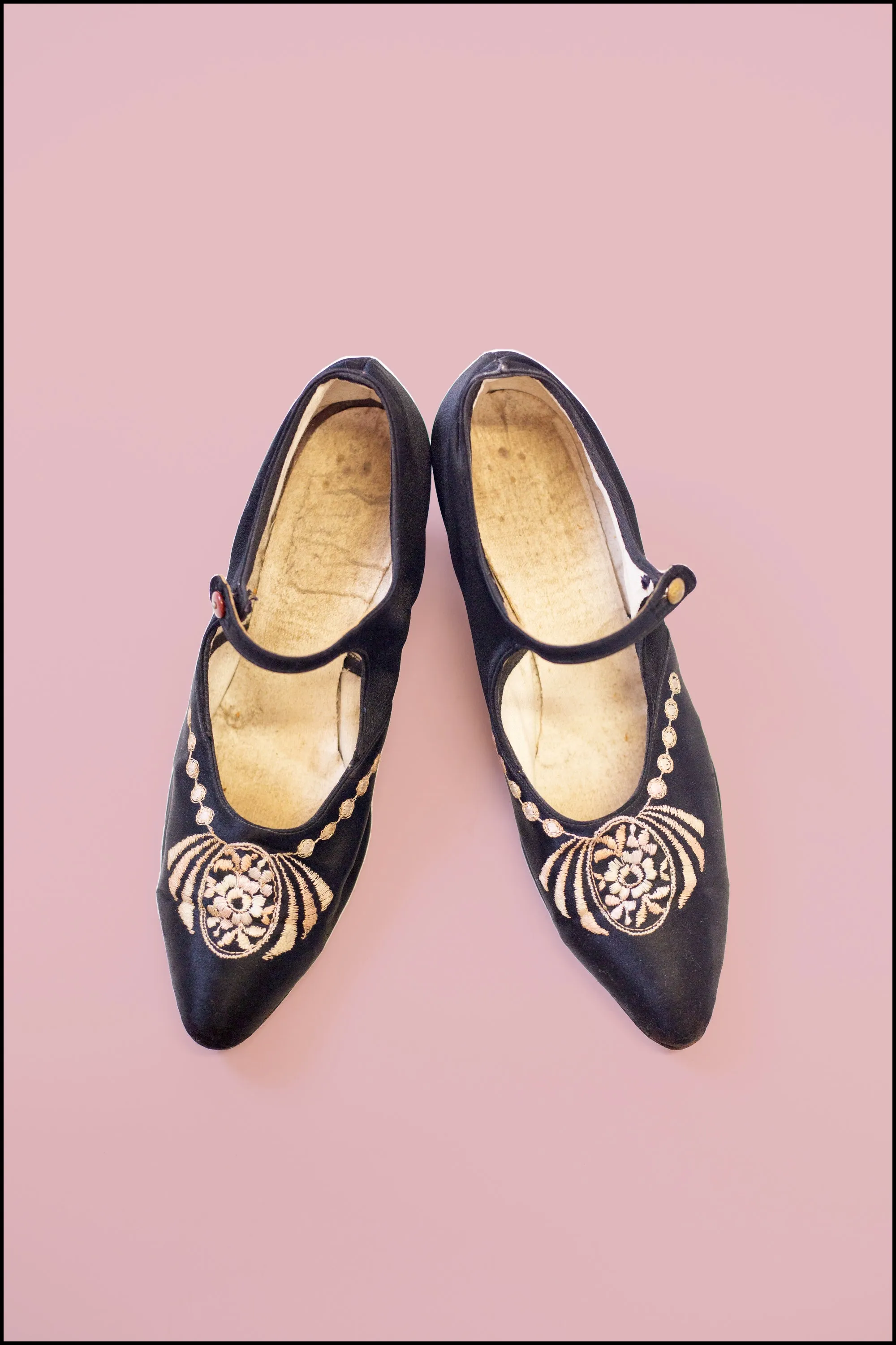 Antique 1950s Black Silk Embroidered Shoes Size 5