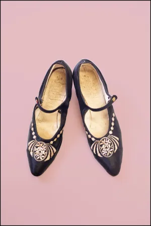 Antique 1950s Black Silk Embroidered Shoes Size 5