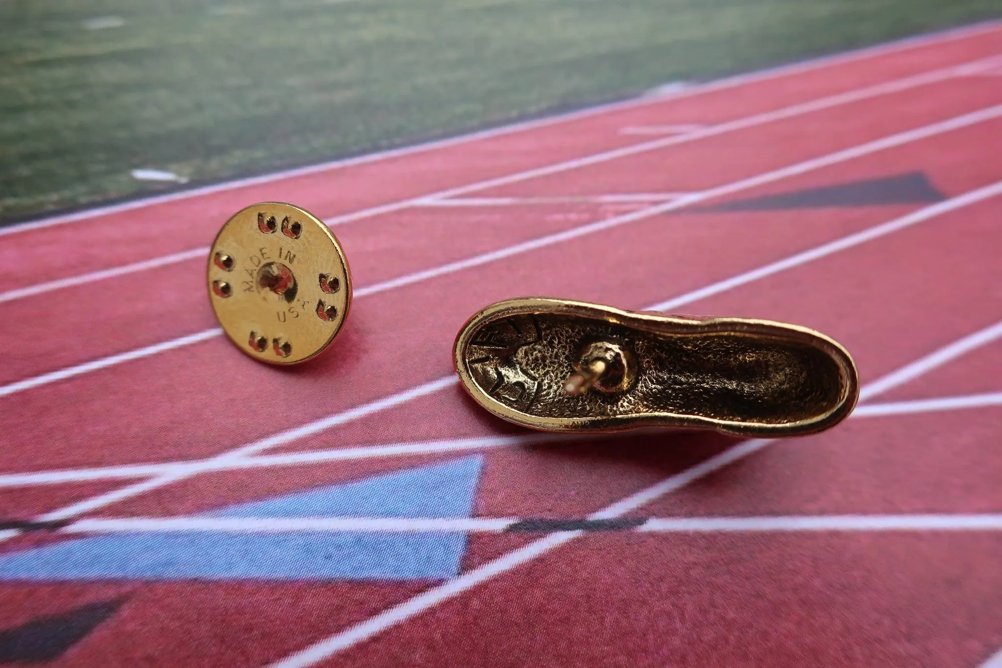 Sneaker Gold Lapel Pin